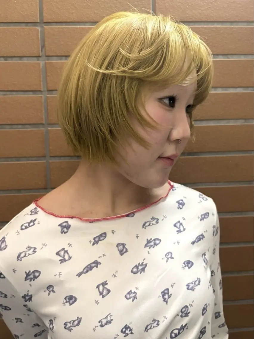 ショート カラー イエローカラー ヘアカラー momona english okのヘアスタイル