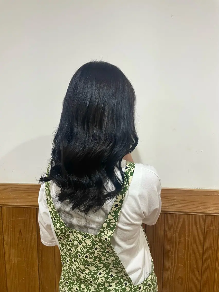 セミロング カラー 黒髪 ブルーカラー ブルーブラック 野澤 優乃のヘアスタイル