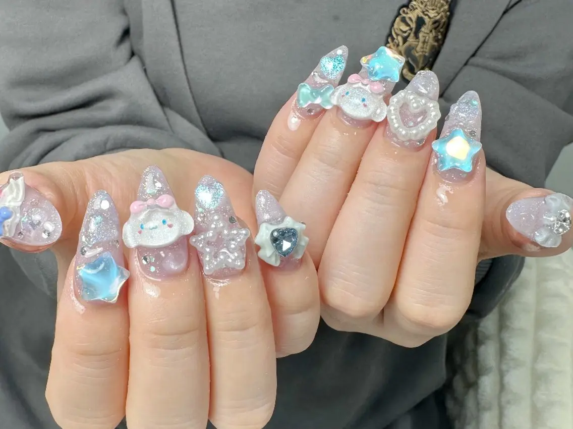 ネイル チークネイル フレンチネイル ジェルネイル ガーリー キラキラネイル ハンドネイル UM Nail Salonのネイルデザイン
