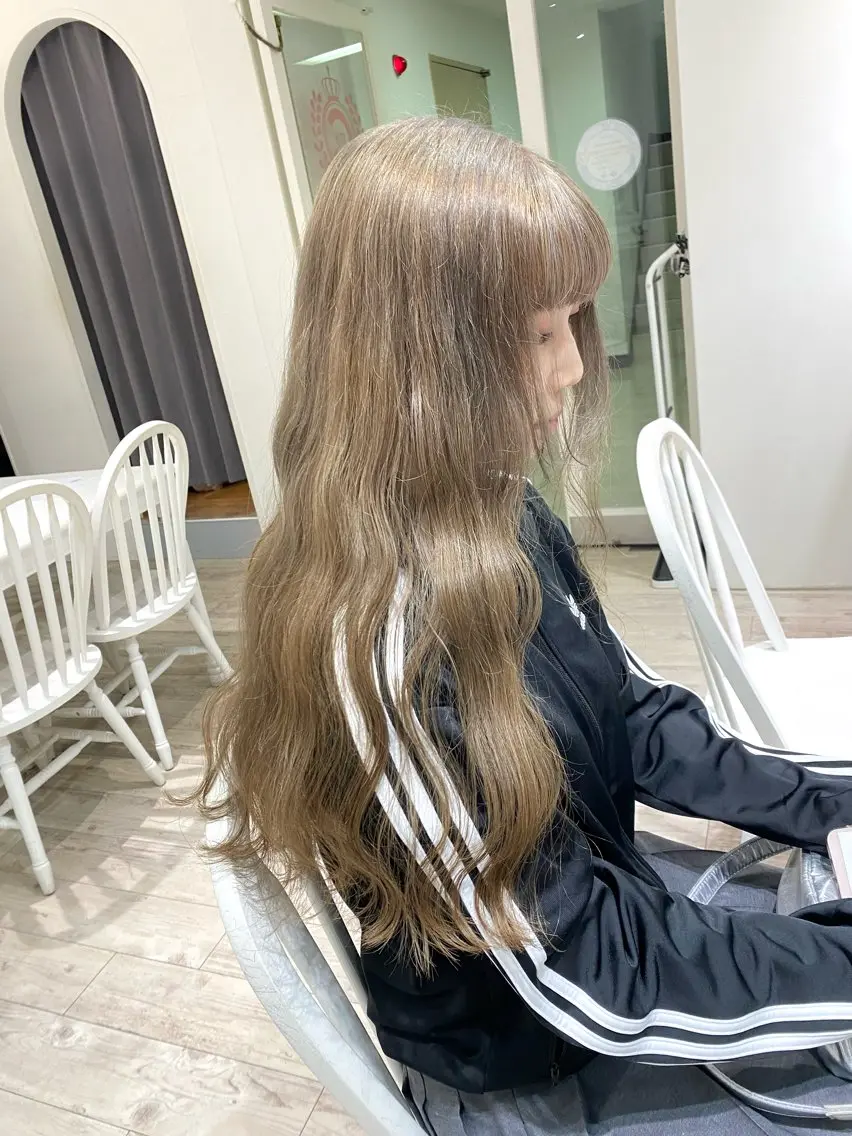 ロング カラー ブリーチ カット ヘアカラー トリートメント 暖色カラー✨️ 門内 梨真のヘアスタイル