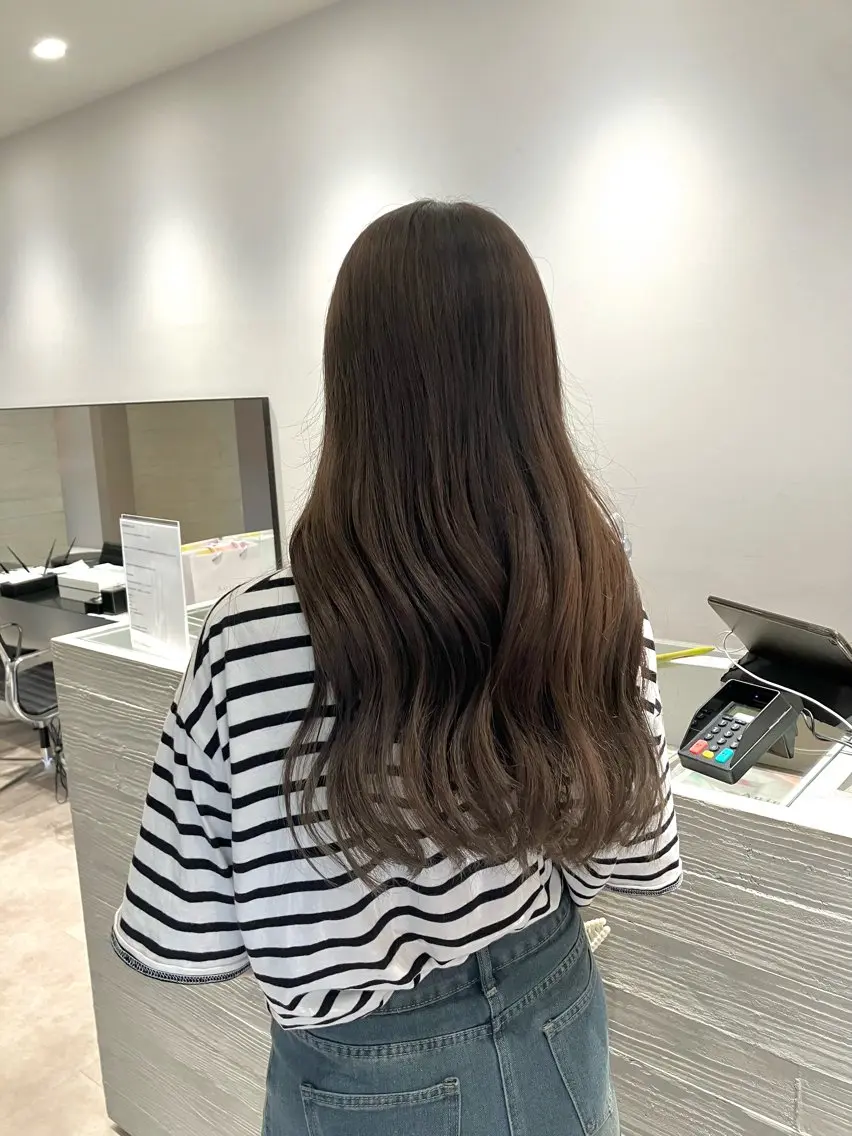 ロング カラー グレージュ サキ🤍ハイトーン 🪩レイヤーカットのヘアスタイル