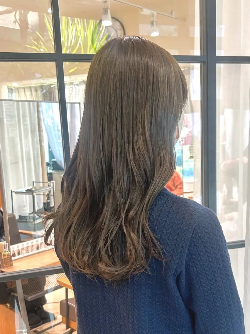 カラー オリーブカラー ヘアカラー 尾田 美海のヘアスタイル