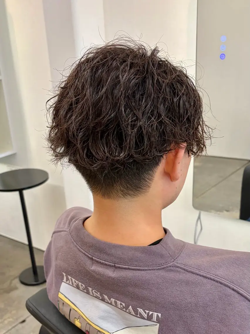 ショート パーマ メンズ センターパート メンズパーマ 波巻きパーマ カット パーマ トリートメント 山本 駿介のヘアスタイル