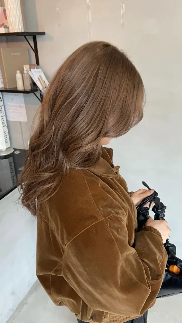 ロング カラー ブリーチ グレージュ ミルクティーグレージュ ヘアカラー 安住 日花のヘアスタイル