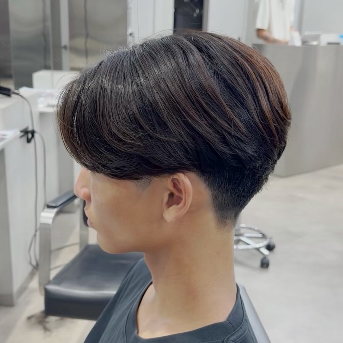 メンズ センターパート カット 縮毛矯正 曲がる縮毛矯正 LIBER 岩名のヘアスタイル