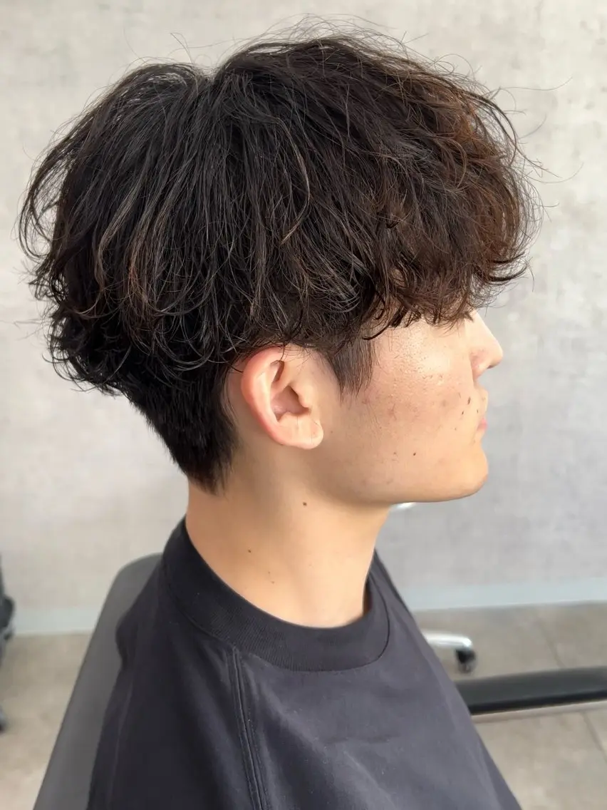 ショート パーマ メンズ メンズバレイヤージュ メンズブリーチ メンズハイライト メンズハイトーン メンズインナーカラー カット パーマ トリートメント メンズヘアのカリスマ 北地 空のヘアスタイル