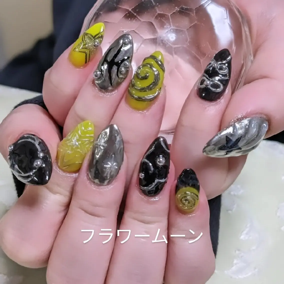 ネイル ミラーネイル ぷっくりネイル ハンドネイル ハンドケア フラワー ムーンのネイルデザイン