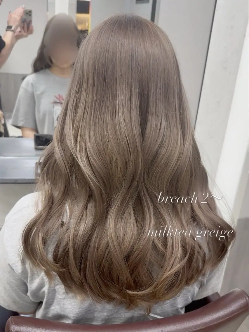 ロング 透明感/オリーブ ハイトーン×レイヤーのヘアスタイル