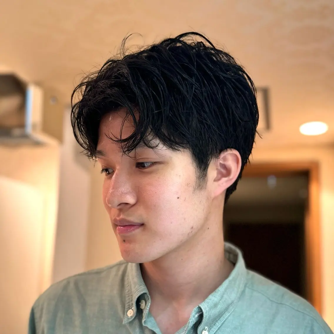 ミディアム パーマ メンズ センターパート くせ毛 レイヤーカット メンズショート 丸山 航輝のヘアスタイル