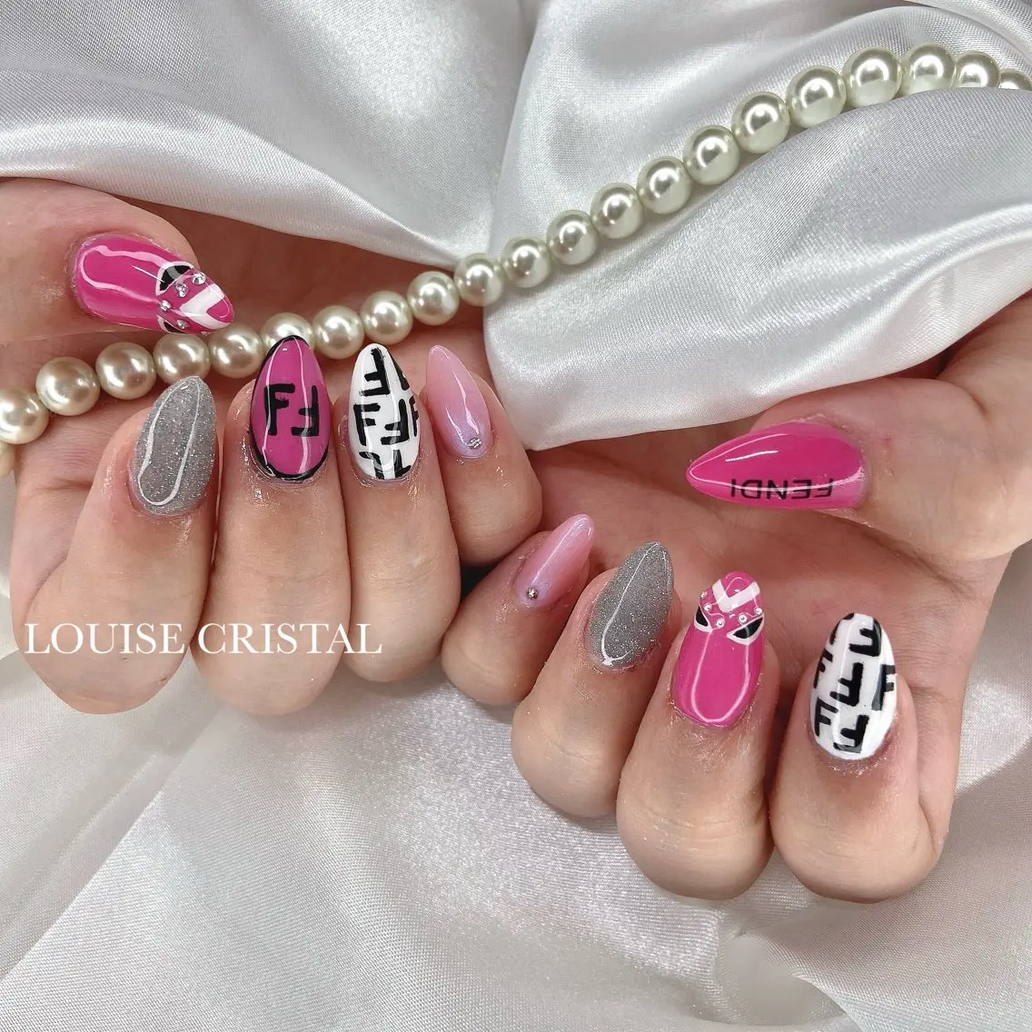 ネイル ハンドネイル LOUISE CRYSTALのネイルデザイン