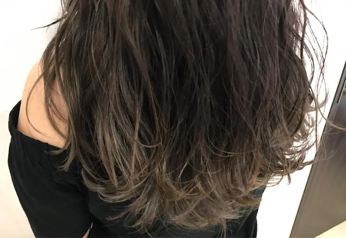 セミロング カラー グレージュ ハイライトカラー ハイライト Oopsレイヤー 加藤澄都のヘアスタイル
