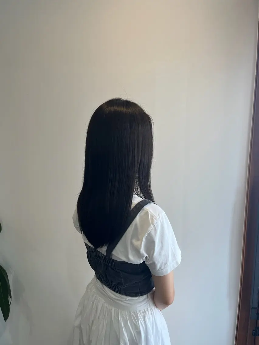 セミロング カラー レイヤーカット ローレイヤー カット ヘアカラー 金岡 碧のヘアスタイル