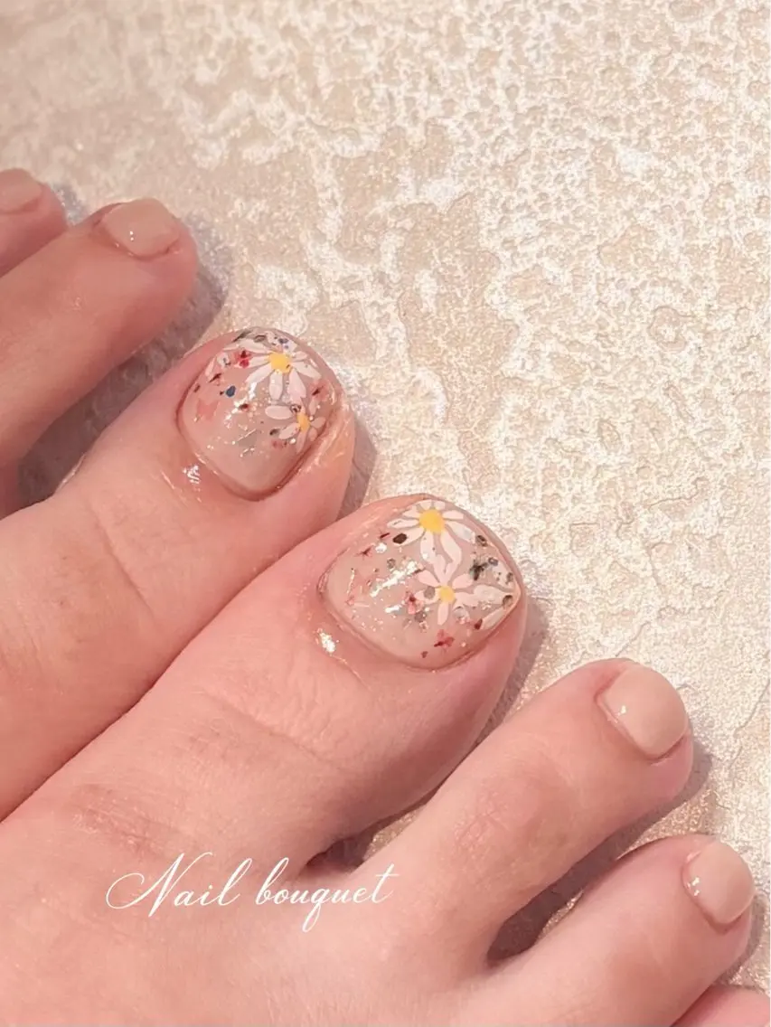 ネイル カジュアル ドット フラワーネイル フレンチネイル キラキラネイル フットネイル Nail bouquetのネイルデザイン