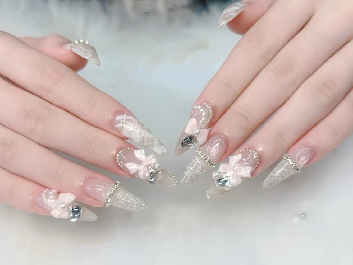 ネイル ガーリー キラキラネイル 韓国ネイル リボン ワンホンネイル ハンドネイル GOHOUBI Nail 心斎橋店のネイルデザイン