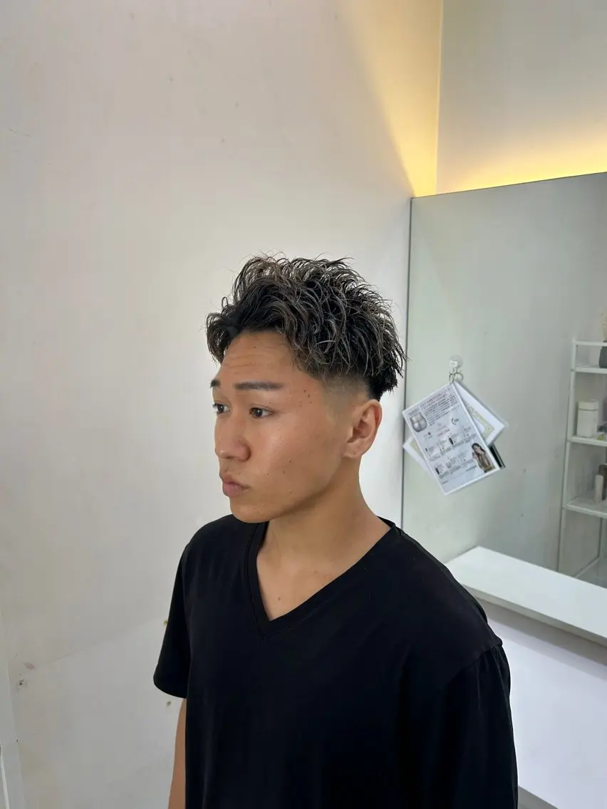 ショート カラー メンズ フェードカット メンズハイライト メンズメッシュ ハイライトカラー メッシュ TUM🔥フェード/ メンズパーマのヘアスタイル