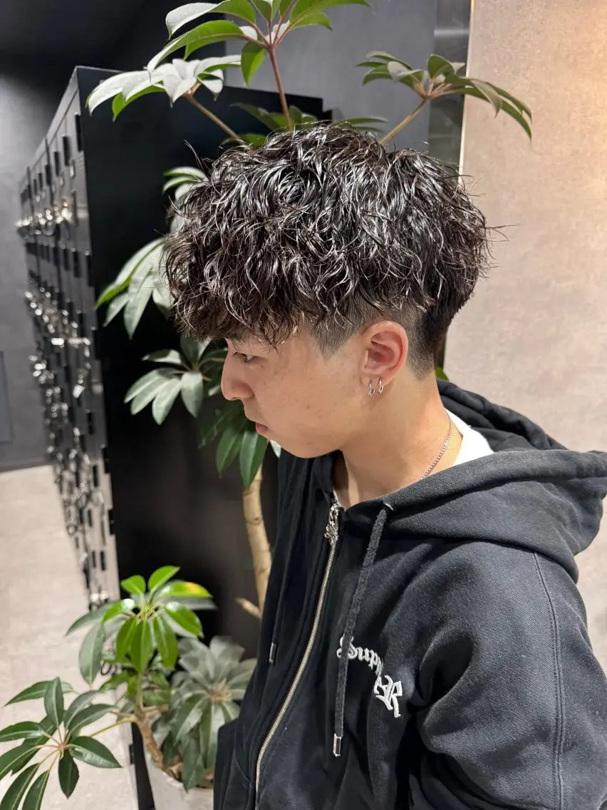 ショート カラー パーマ ヘアアレンジ メンズ メンズブリーチ センターパート メンズハイライト メンズハイトーン マッシュ カット パーマ トリートメント ヘッドスパ ヘアセット スパイキー/フェザー /波巻き/かいとのヘアスタイル