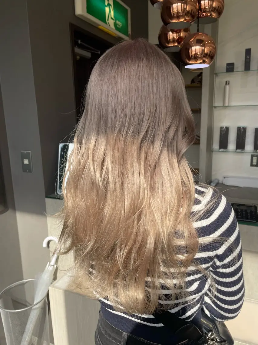 セミロング カラー ベージュカラー ミルクティーベージュ ホワイトミルクティーベージュ AIRI layer cut hairのヘアスタイル