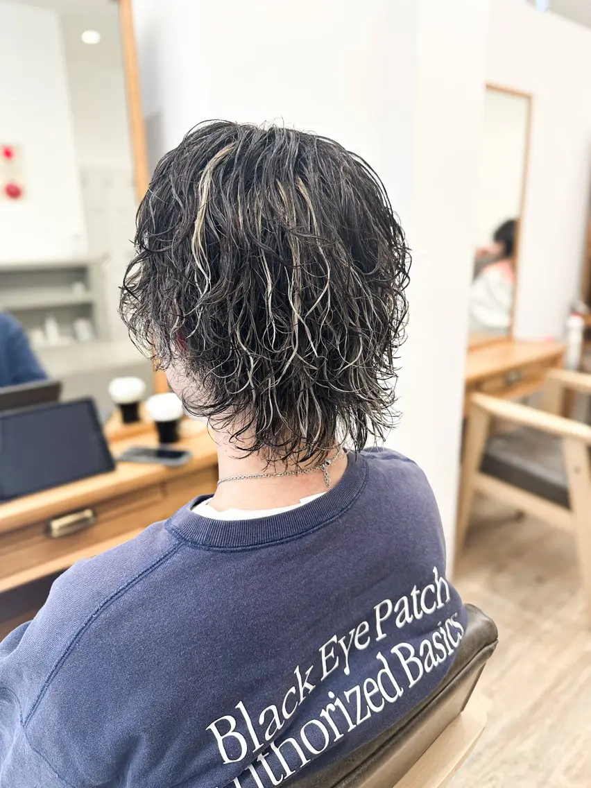 カラー パーマ メンズ センターパート メンズハイライト メンズウルフカット ハイライトカラー ウルフカット カット ヘアカラー パーマ ブリーチカラー🔥 パーマ【佐々木凌平】のヘアスタイル