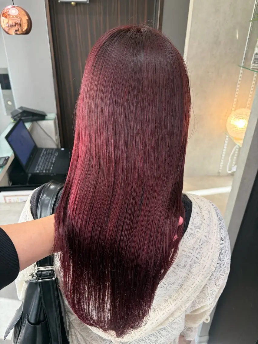 セミロング カラー 透明感カラー ピンクカラー レッドカラー 髪質改善 トリートメント ヘアカラー トリートメント 天神暖色カラー レイヤー・髪質改善のヘアスタイル