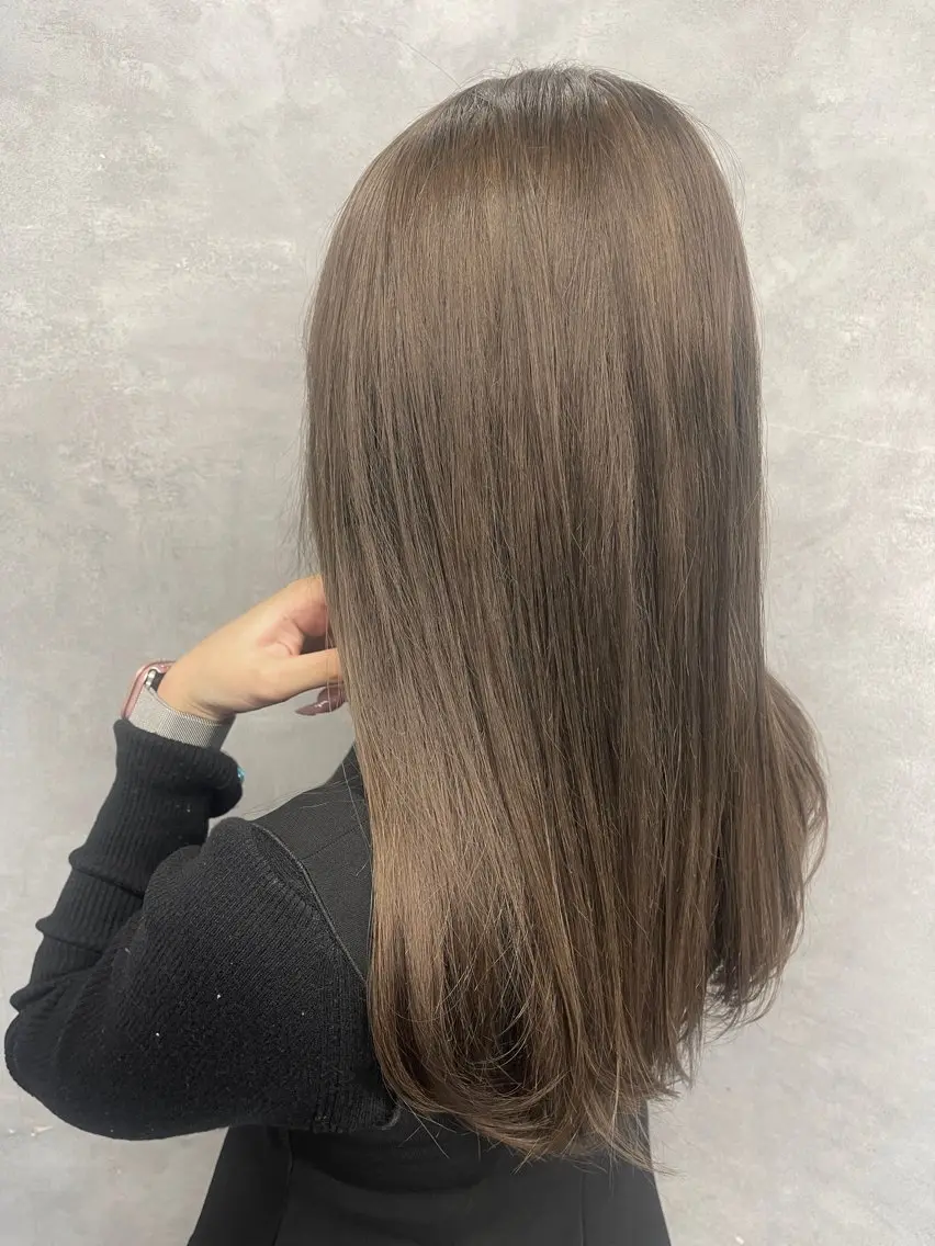 セミロング カラー ブリーチ 髪質改善 トリートメント 福西 洋斗のヘアスタイル