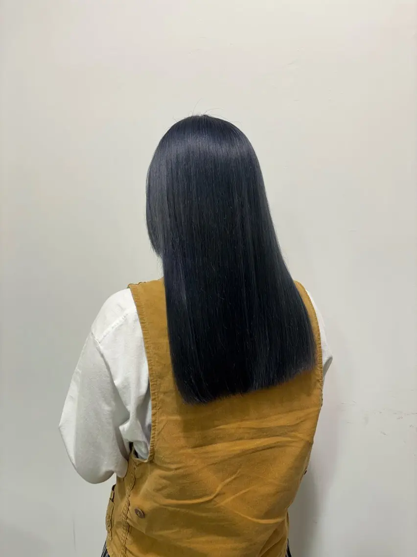 ロング カラー ブリーチ ブルーカラー ネイビーカラー ブリーチなしカラー ヘアカラー 小嶋 咲輝のヘアスタイル