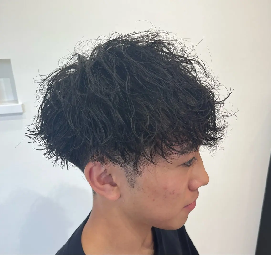 ショート パーマ メンズ 波巻きパーマ カット パーマ 【店長】メンズ職人 短髪　ハイトーン🔥のヘアスタイル