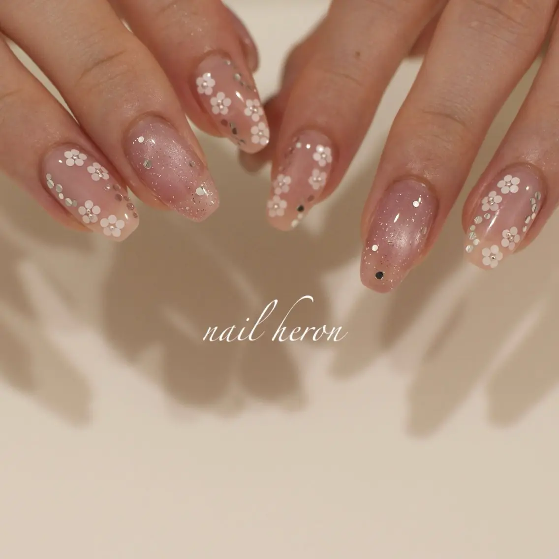 ネイル フラワーネイル ホログラムネイル ハンドネイル saki_ nail heronのネイルデザイン