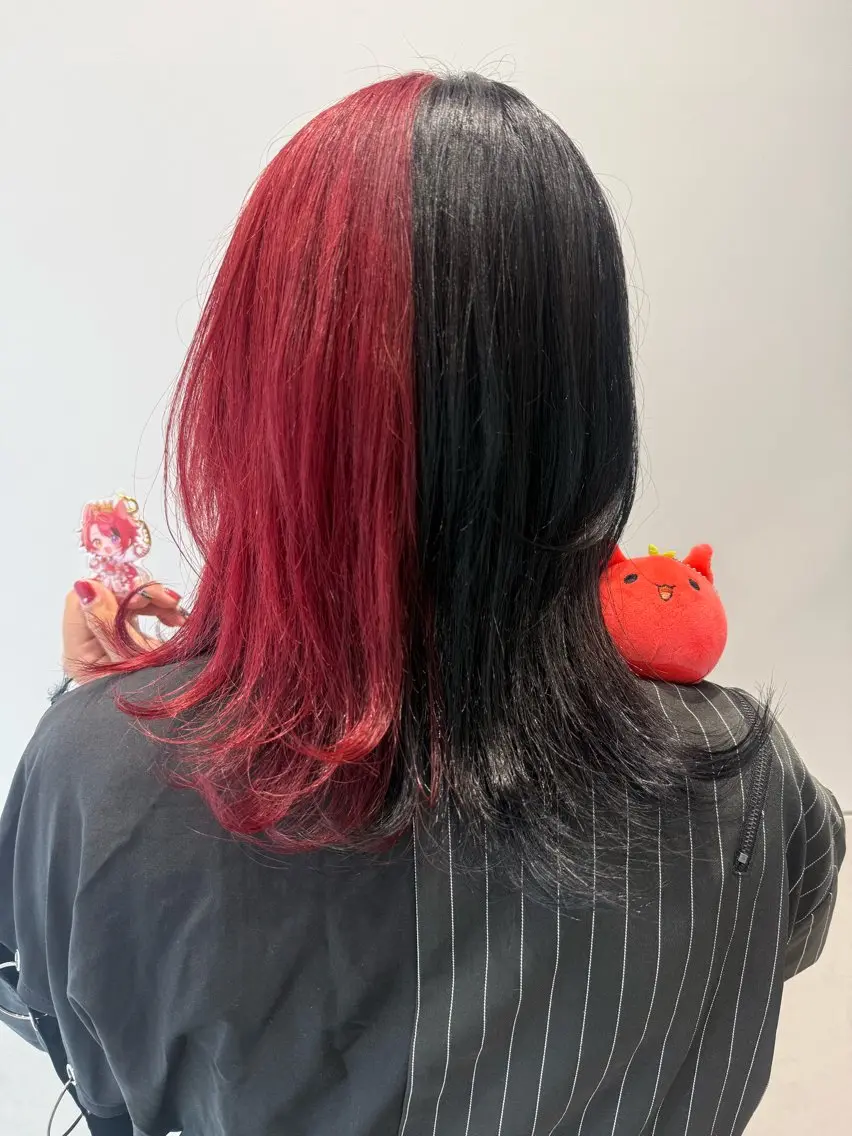 セミロング カラー ブリーチ ボルドーカラー ケアブリーチ デザインカラー ダブルカラー ヘアカラー トリートメント インナーカラー 推し ブリーチ  髪質改善のヘアスタイル
