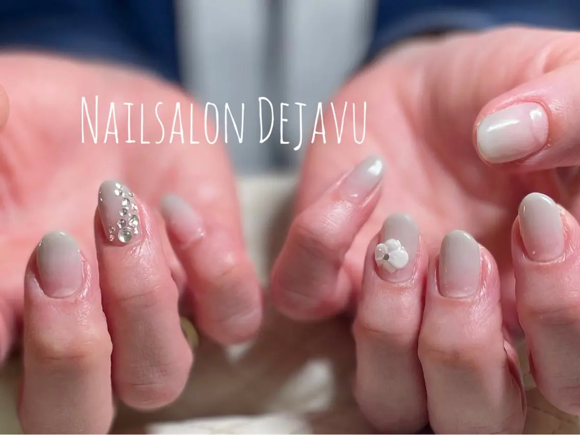 ネイル グラデーション ストーンネイル Nail salon Dejavu 🌿のネイルデザイン