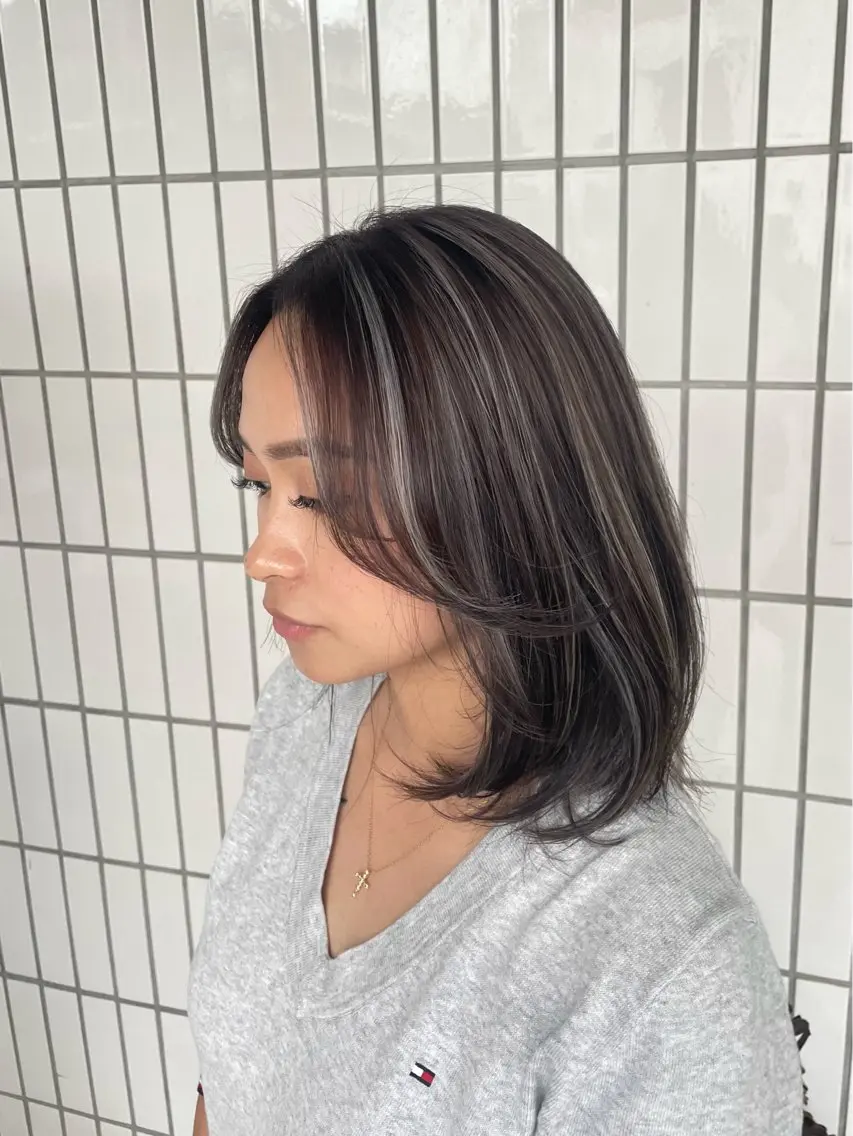 ミディアム カラー ハイライトカラー シルバー ハイライト カット ヘアカラー トリートメント 透明感/ハイライト 🌺MOMOKAのヘアスタイル