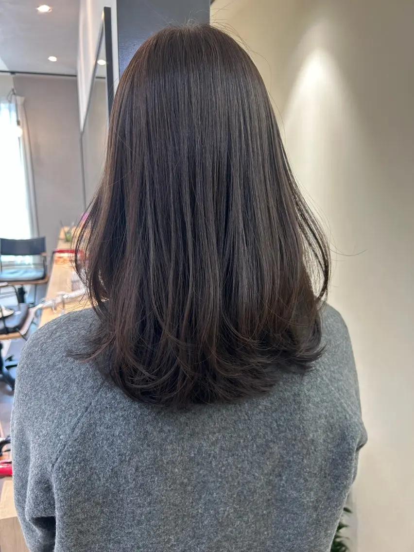 セミロング カラー ブリーチ 透明感カラー グレージュ ブリーチなしカラー シルバー hubhair レイヤー/透明感のヘアスタイル