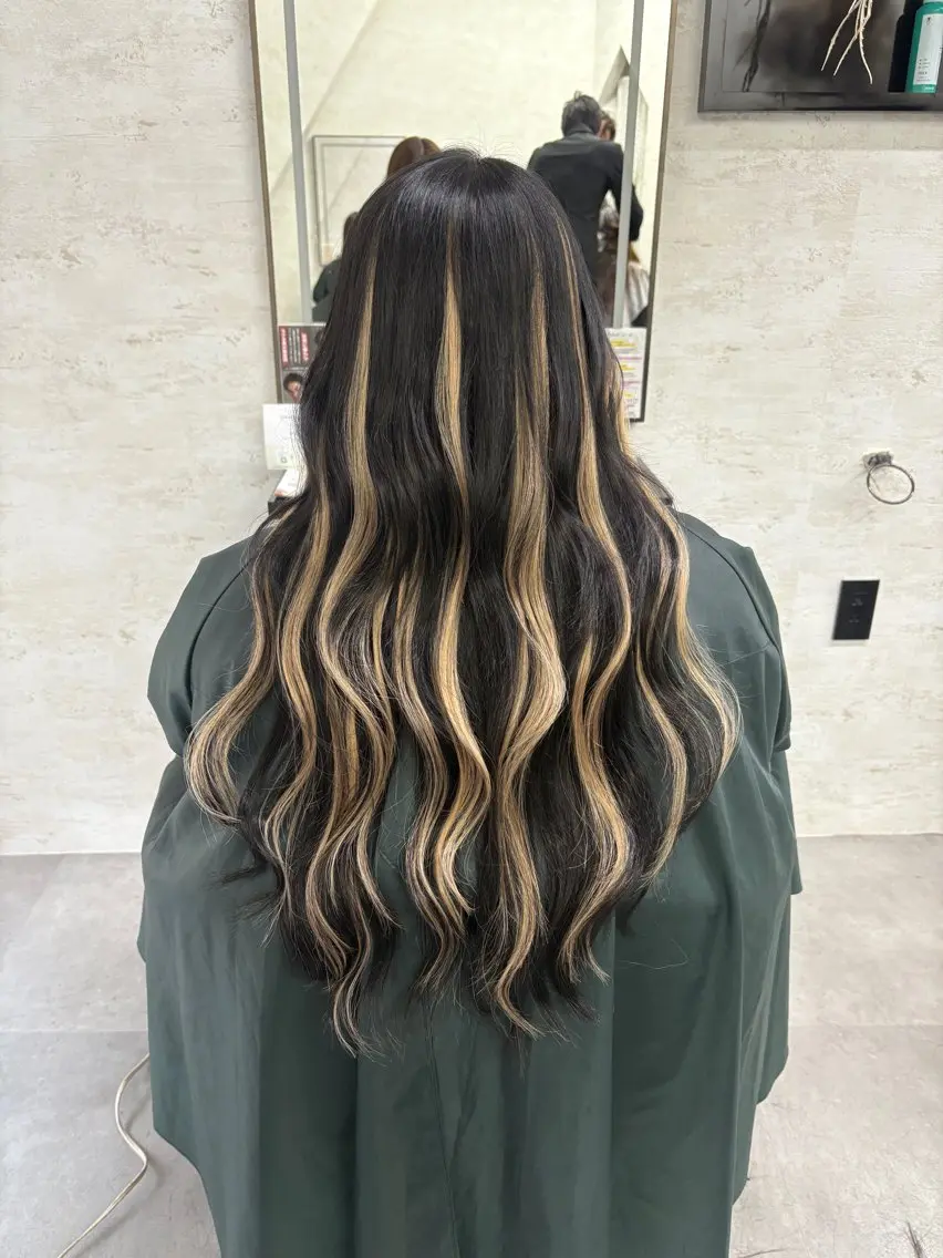 ロング エクステ ハイライト レイヤーカット エクステ 天神最安値エクステ カラーレイヤーカットのヘアスタイル