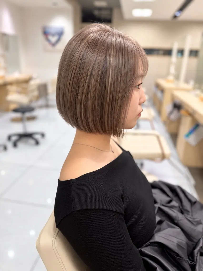 ショート カラー ベージュカラー ブリーチ ケアブリーチ 透明感カラー ダブルカラー カット ヘアカラー トリートメント 髪質改善/縮毛矯正 /レイヤーカット岡部のヘアスタイル