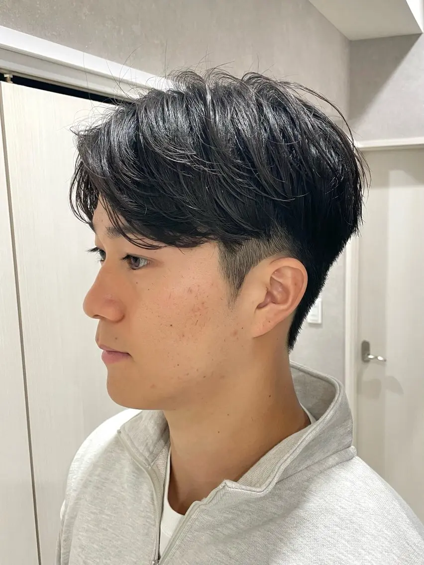 ショート カラー パーマ メンズ ビジネス センターパート メンズパーマ 刈り上げ アッシュ カット パーマ トリートメント 【東北メンズヘア1 位受賞🥇】本間祐太のヘアスタイル