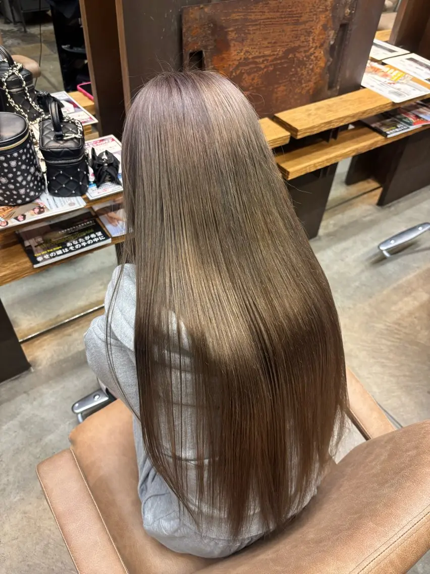 ロング カラー ベージュカラー ブリーチ ミルクティーベージュ ヘアカラー 浅井 さくらのヘアスタイル