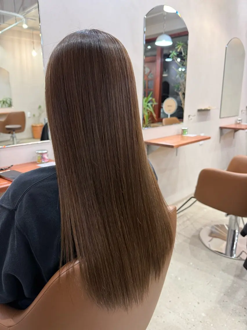ロング カラー もも ストレート/艶カラーのヘアスタイル