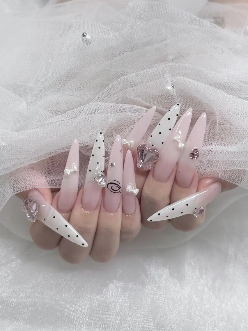 ネイル 長さ出し ハート キラキラネイル 韓国ネイル ロングネイル ハンドネイル ハンドケア Mina Aurea Nailのネイルデザイン