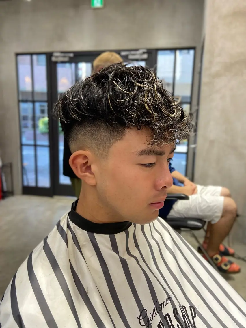 ショート メンズ センターパート フェードカット マッシュ メンズパーマ メンズショート カット 💈圧倒的メンズ特化 DAITO💈のヘアスタイル