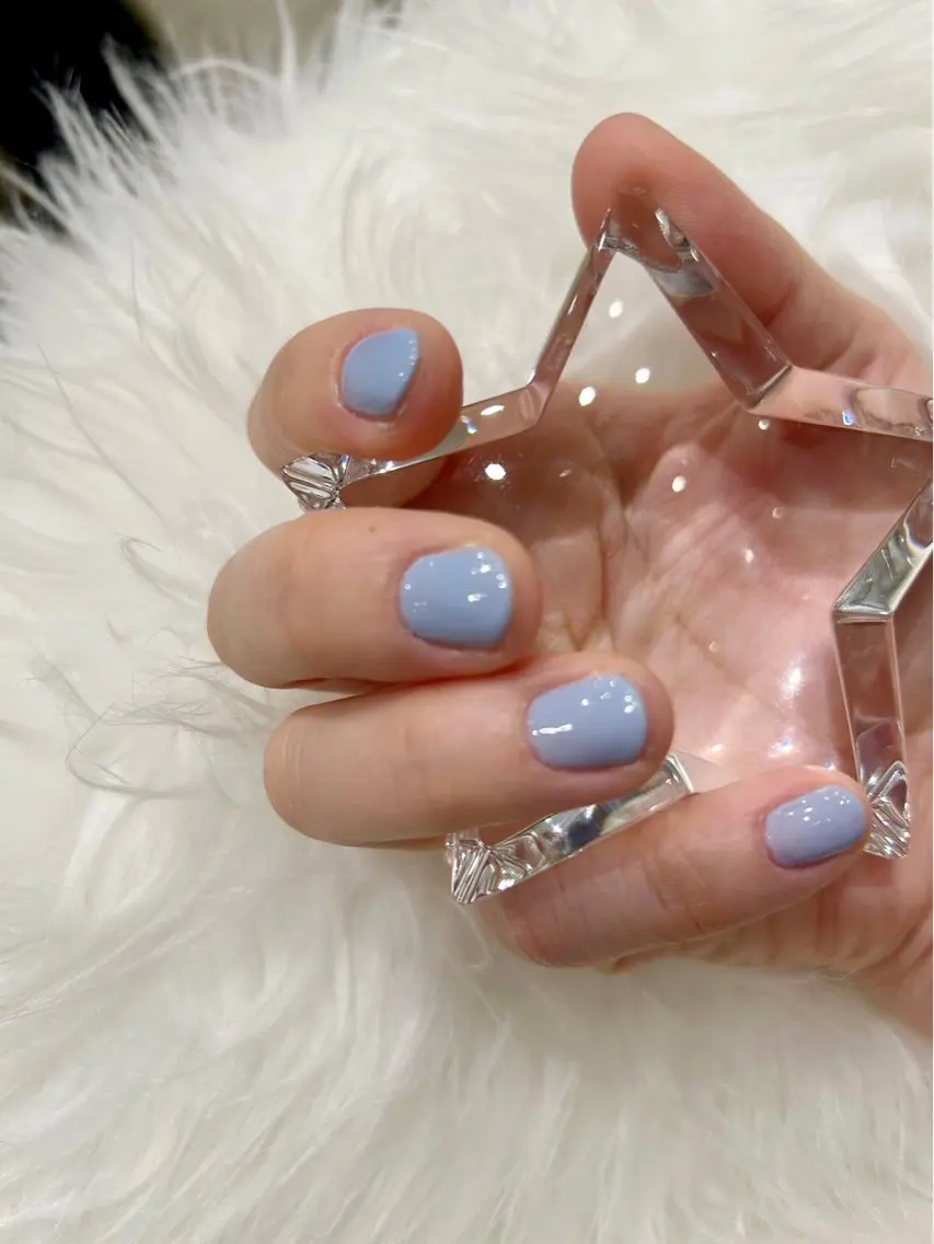 ワンカラーネイル💅＋耳ツボ👂　耳ツボジュエリーとネイルでオシャレ度アップ！の写真