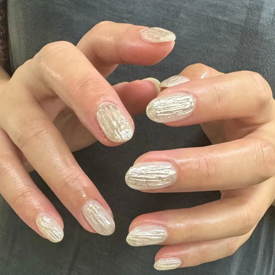 ネイル ジェルネイル 韓国ネイル ミラーネイル ニュアンスネイル シルバー nailstudio eviz新宿店のネイルデザイン