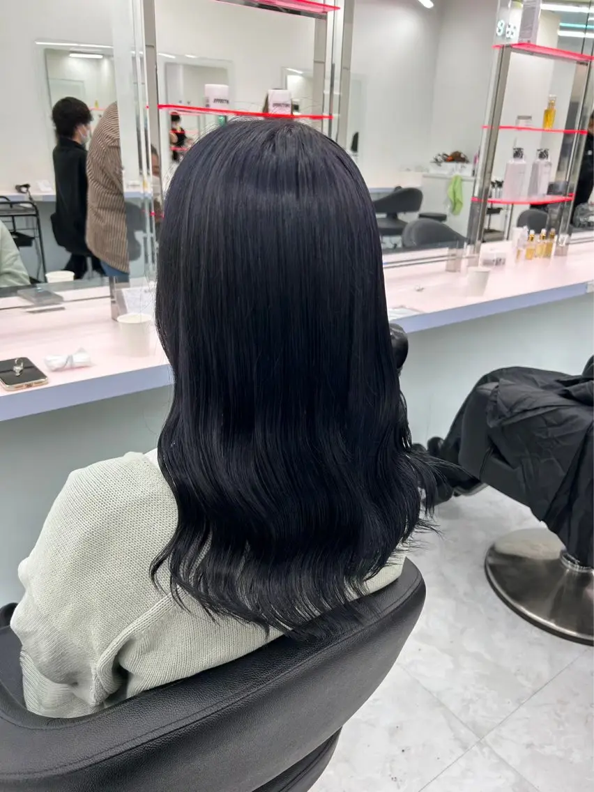 セミロング カラー パーマ ヘアアレンジ 透明感ブリーチカラー 🌈TOMOHIROのヘアスタイル