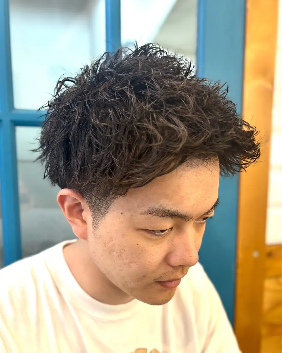パーマ メンズ アップバング スパイキーショート カット パーマ トリートメント ショート、韓国メンズ ヘアのかつらぎのヘアスタイル
