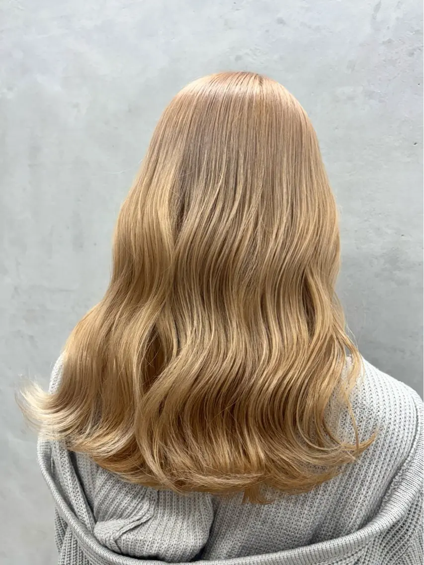 ロング カラー ヘアアレンジ ベージュカラー ブロンド ブロンドベージュ ミルクティーベージュ ホワイトベージュ ヘアカラー 坂齋大地／レイヤー/ ミルクティーのヘアスタイル