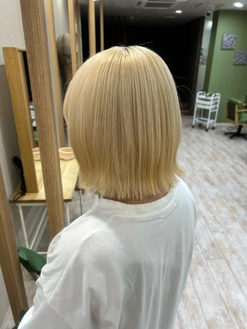 ミディアム カラー ブロンド ボブ 小野 眞白のヘアスタイル