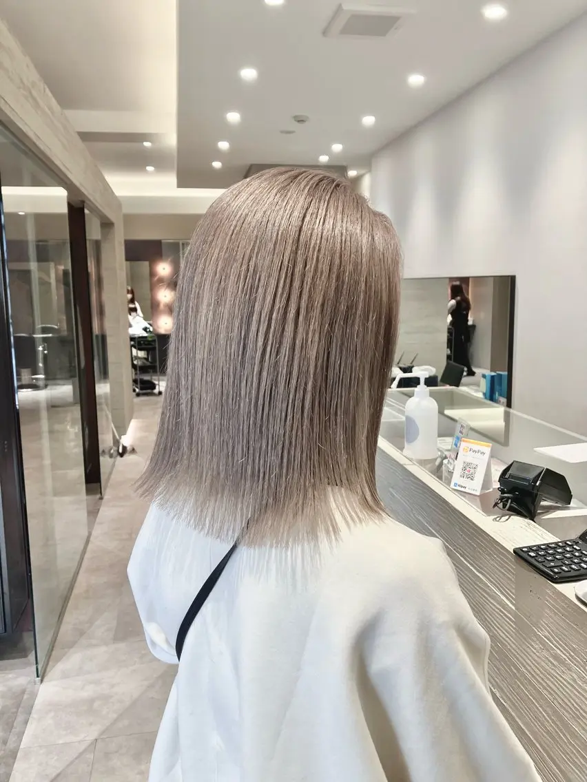 ミディアム カラー ベージュカラー ブリーチ ホワイトベージュ サキ🤍ハイトーン 🪩レイヤーカットのヘアスタイル