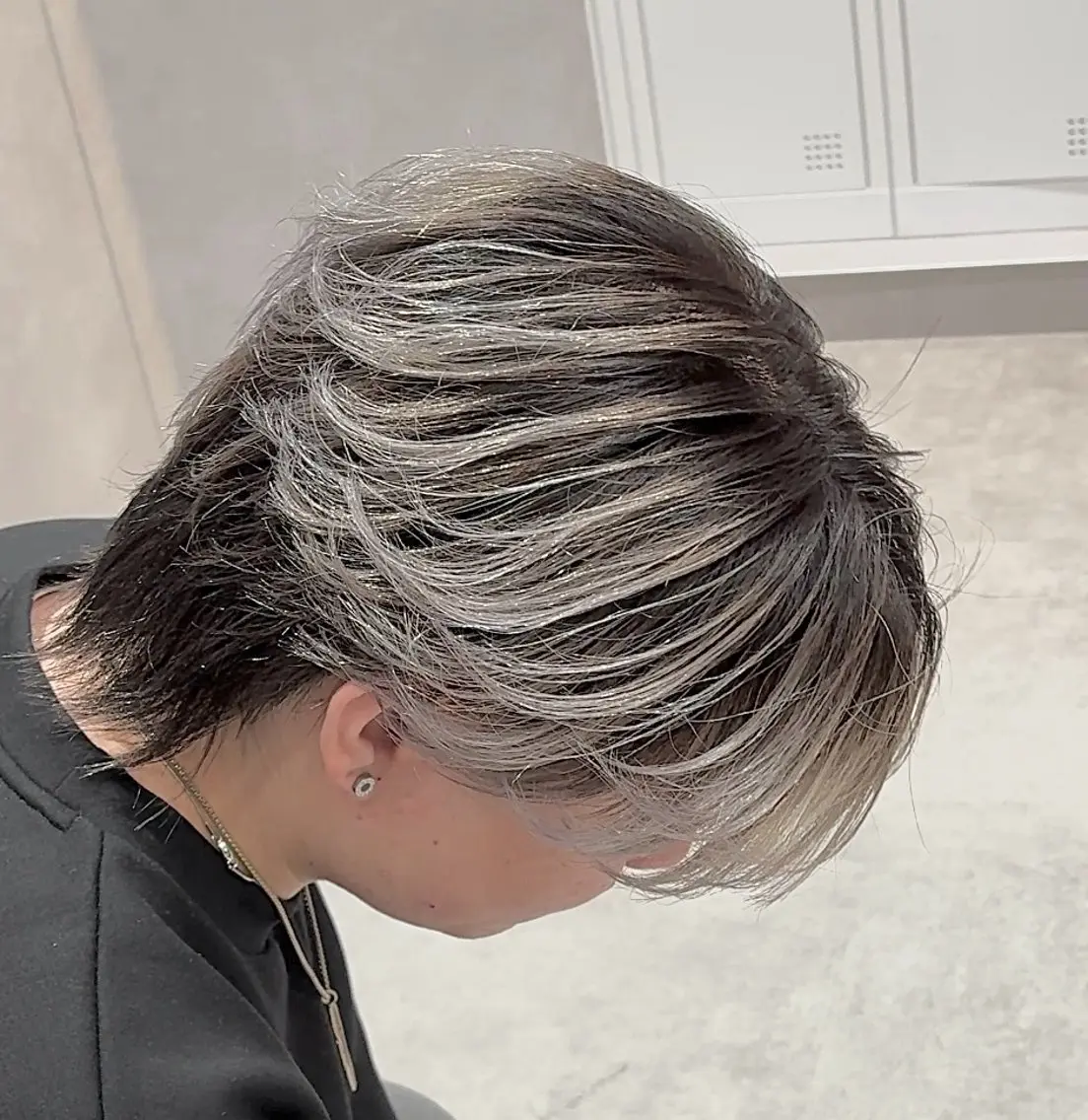 ショート カラー メンズ メンズバレイヤージュ センターパート バレイヤージュ レイヤーカット カット ヘアカラー メンズ新宿/縮毛/ ブリーチ/パーマのヘアスタイル