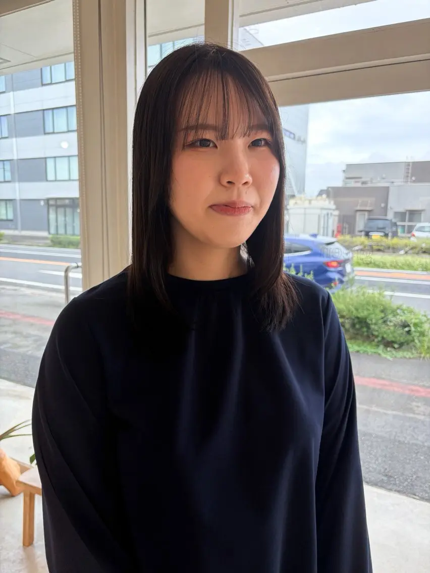 ミディアム カラー グレージュ ヘアカラー 周東 芽依のヘアスタイル