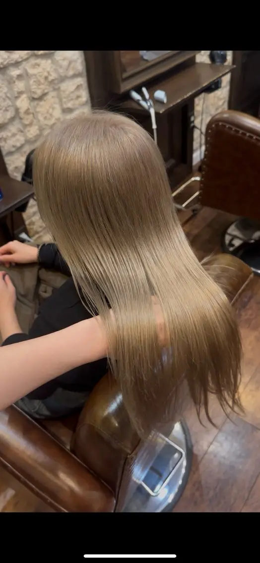 ロング カラー ベージュカラー オリーブベージュ カット ヘアカラー トリートメント ブリーチカラー⸜♡⸝ クルミ🐍のヘアスタイル