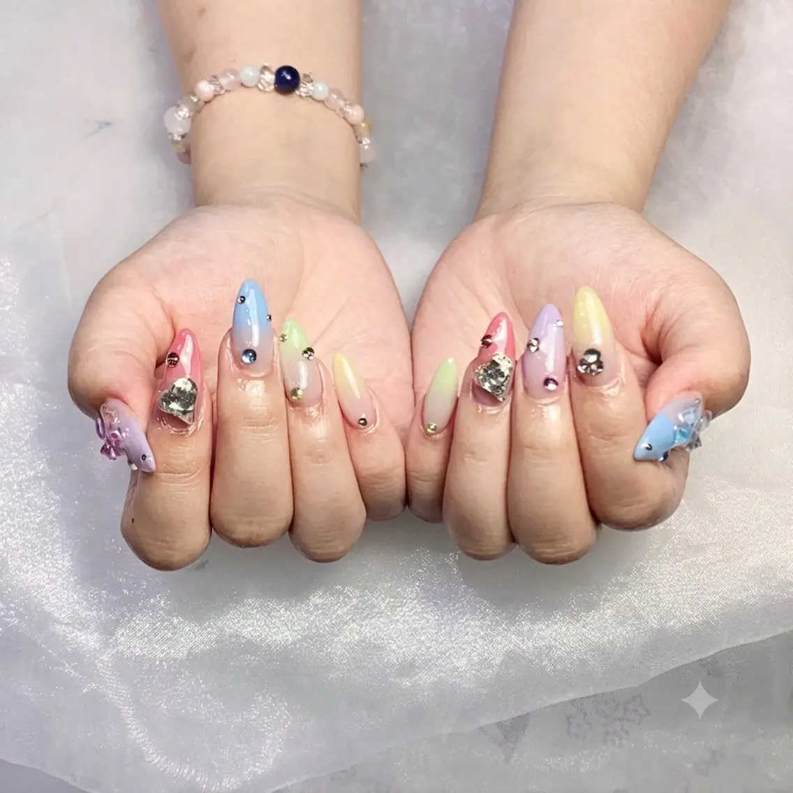 ネイル アートネイル 長さ出し フレンチネイル グラデーション キラキラネイル ハンドネイル Yuki Nailのネイルデザイン