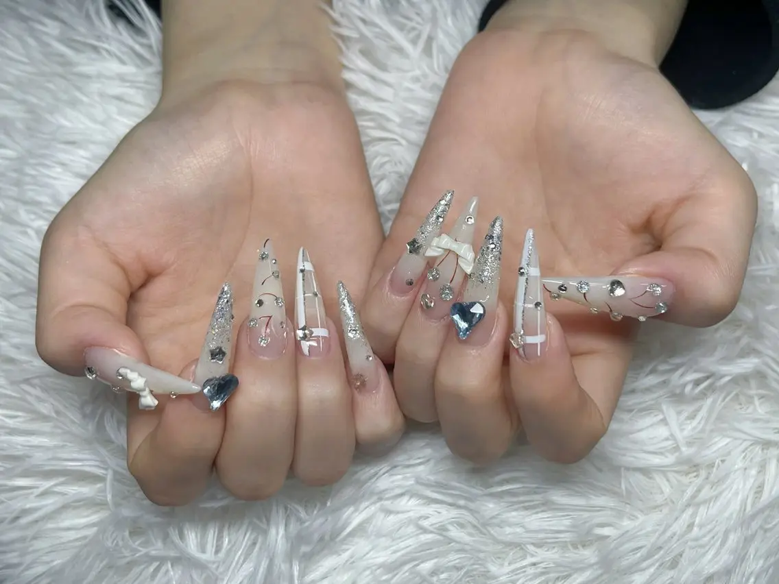 ネイル アートネイル フットネイル フレンチネイル キラキラネイル 韓国ネイル ハンドネイル フットネイル 🎃Rina🍁 Mikaのネイルデザイン